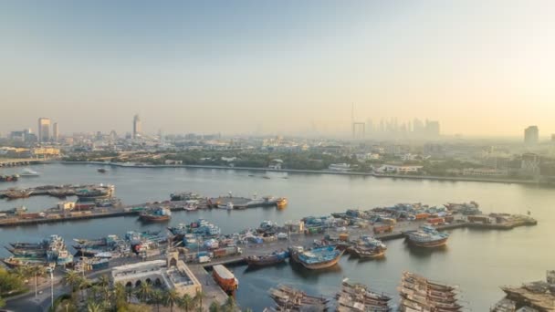 Dubai Creek Landschaft Zeitraffer mit Booten und Schiffen im Hafen und modernen Gebäuden im Hintergrund bei Sonnenuntergang — Stockvideo