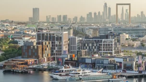 Ландшафт Дубай Крик Timelapse с лодки и корабль около набережной и современные здания на заднем плане во время заката — стоковое видео
