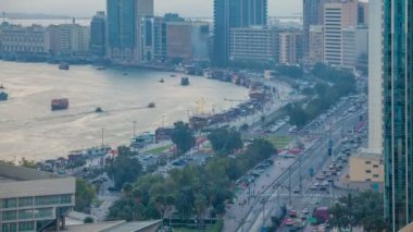 Dubai creek peyzaj gün gece timelapse tekneler ve waterfront yakınındaki gemi ile için