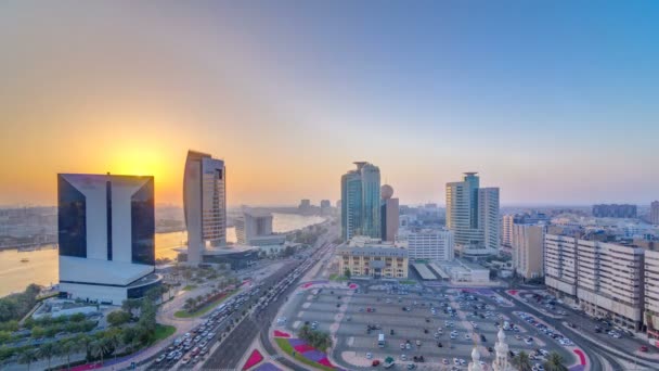 Dubai creek paisagem ao pôr do sol timelapse com barcos e navio perto da orla — Vídeo de Stock