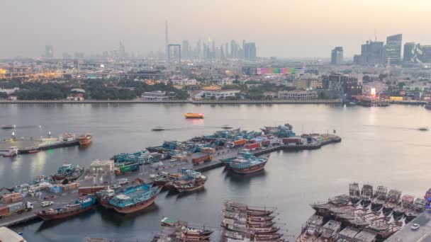 Dubai creek landschap dag naar nacht timelapse met boten en schepen in de buurt van de waterkant — Stockvideo