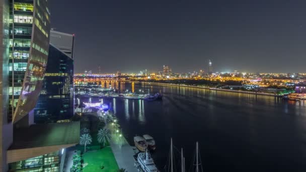 Dubai creek táj éjszaka timelapse a hajók és a hajó közelében waterfront — Stock videók