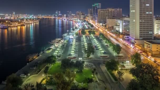 Dubai creek paisaje noche timelapse con barcos y barcos cerca del paseo marítimo — Vídeo de stock