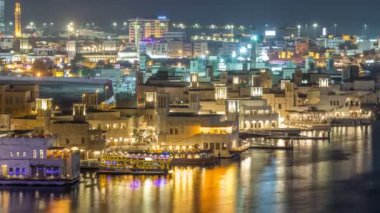 Dubai creek manzara gece timelapse tekneler ve waterfront yakınındaki gemi ile