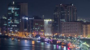 Dubai creek manzara gece timelapse tekneler ve waterfront yakınındaki gemi ile