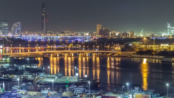 Dubai creek τοπίο νύχτα timelapse με βάρκες και πλοίο κοντά στην θάλασσα — Αρχείο Βίντεο