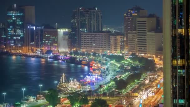 Dubai Creek paesaggio notte timelapse con barche e nave vicino al lungomare — Video Stock