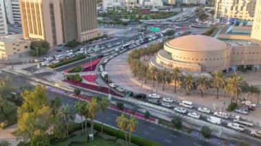 Dubai Creek alan modern binalar ve yoğun trafik street timelapse çevrili