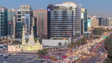 Dubai Creek modern binalar ve yoğun trafik sokak gün gece timelapse çevrili yakınındaki Camii