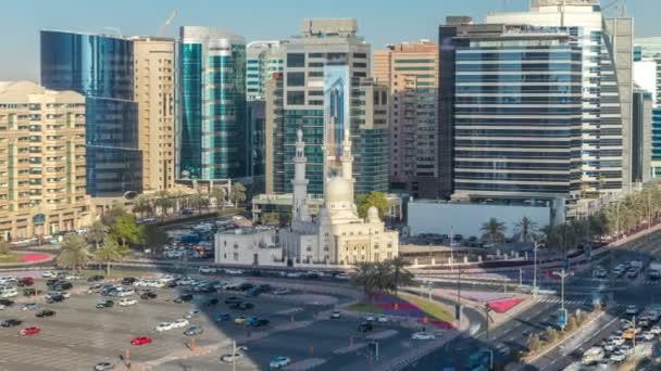 Mezquita cerca de Dubai Creek rodeado de edificios modernos y concurrida calle de tráfico timelapse — Vídeo de stock