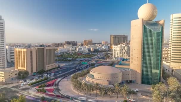 Dubai Creek zona rodeada de edificios modernos y concurrida calle de tráfico timelapse — Vídeos de Stock