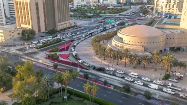 Dubai Creek oblast uprostřed moderní budovy a ulice timelapse busy provozu — Stock video