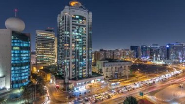 Dubai Creek alan modern binalar ve yoğun trafik sokak gece timelapse çevrili