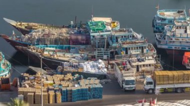 Port Said timelapse Dubai, BAE bir gemiye yükleme.