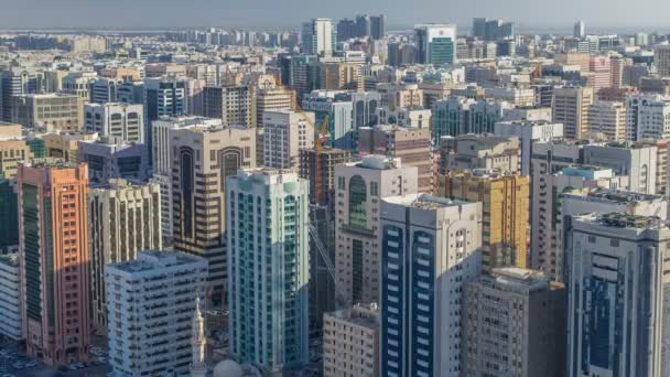 Skyline aéreo del centro de Abu Dhabi desde arriba timelapse — Vídeos de Stock