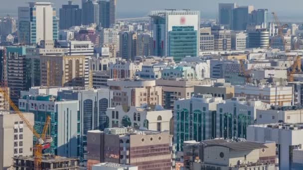 Skyline aéreo del centro de Abu Dhabi desde arriba timelapse — Vídeos de Stock