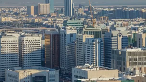 Skyline aéreo do centro da cidade de Abu Dhabi de cima timelapse — Vídeo de Stock