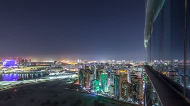 Luchtfoto skyline van Abu Dhabi centrum van boven de nacht timelapse — Stockvideo