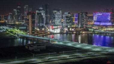 Abu Dabi şehir merkezinin gökyüzü silüeti.