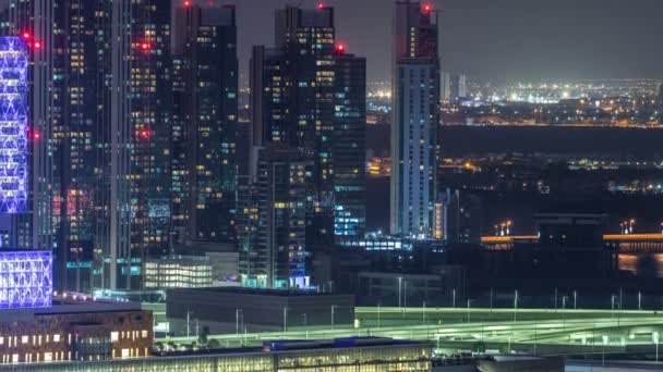 Abu Dhabi belvárosának légi kilátása a fenti éjszakai időszámításból — Stock videók