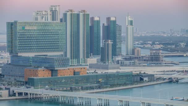 Luchtskyline van Abu Dhabi centrum van dag tot nacht timelapse — Stockvideo