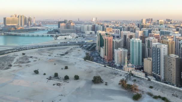 Skyline aéreo del centro de la ciudad de Abu Dhabi desde el día hasta la noche timelapse — Vídeo de stock