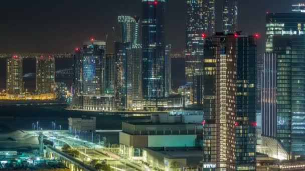 Skyline aereo del centro di Abu Dhabi da sopra timelapse notte — Video Stock