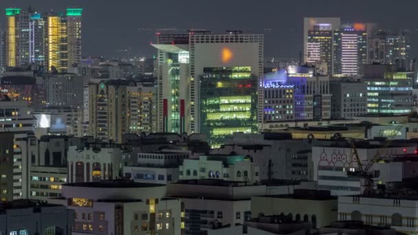 Skyline aereo del centro di Abu Dhabi da sopra timelapse notte — Video Stock