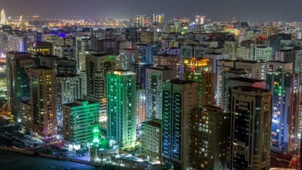 Skyline aérienne du centre-ville d'Abu Dhabi depuis le ciel de la nuit — Video