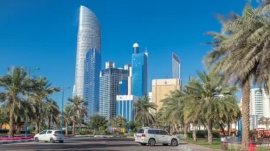 Abu Dabi 'deki sahil şeridi boyunca uzanan Corniche Bulvarı plajı parkında arka planda gökdelenler var..