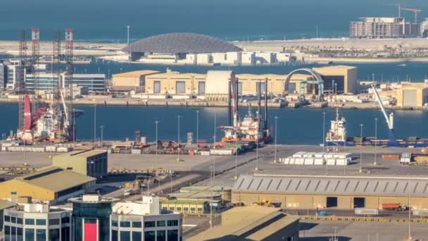 Wielki statek towarowy w porcie przemysłowym timelapse anteny fiew z góry w godzinach wieczornych w Abu Dhabi — Wideo stockowe