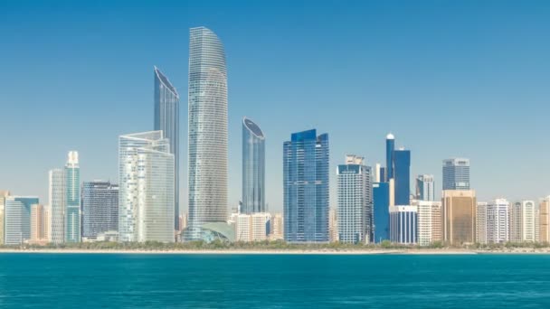 Blick auf hohe Wolkenkratzer auf einer Corniche in Abu Dhabi, die sich entlang des Zeitrahmens des Geschäftszentrums erstreckt. — Stockvideo