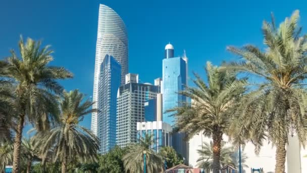 Corniche bulvár plážový park podél pobřeží v Abu Dhabi timelapse s mrakodrapy na pozadí. — Stock video