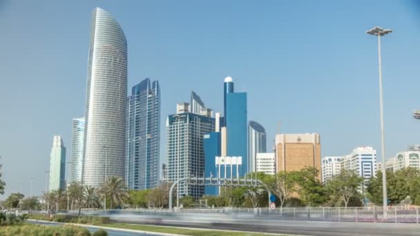 Corniche boulevard beach park a lo largo de la costa en Abu Dhabi timelapse con rascacielos en el fondo. — Vídeos de Stock