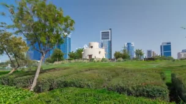 Corniche boulevard beach park langs de kust in Abu Dhabi timelapse hyperlapse met wolkenkrabbers op de achtergrond. — Stockvideo