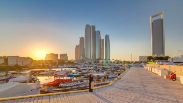 Al Bateen Marina Abu Dhabi Zeitraffer mit modernen Wolkenkratzern im Hintergrund — Stockvideo