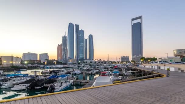 Al Bateen marina Abu Dhabi día a noche timelapse con rascacielos modernos en el fondo — Vídeos de Stock