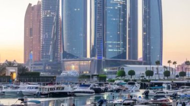 Al Bateen marinası Abu Dabi 'den gece saatine modern gökdelenler arka planda