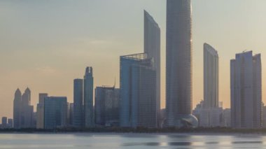 Abu Dabi şehri, güneş doğduktan sonra gökdelenlerle birlikte, su yansıması zamanlaması ile gökdelenlerle kaplı.
