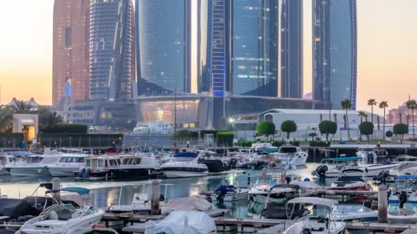 Al Bateen marina Abu Dhabi giorno per notte timelapse con moderni grattacieli sullo sfondo — Video Stock