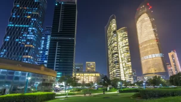 Rascacielos en Abu Dhabi Skyline por la noche hiperlapso timelapse, Emiratos Árabes Unidos — Vídeos de Stock