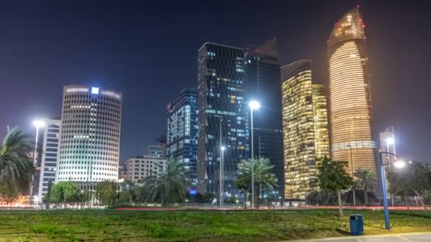 Mrakodrapy v Abu Dhabi Skyline v noci, Spojené arabské emiráty — Stock video