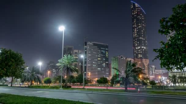 阿拉伯联合酋长国阿布扎比天际线的摩天大楼在夜间经过 — 图库视频影像