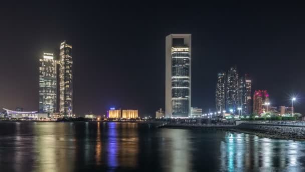 아부다비 스카이 라인 및 밤 timelapse, 아랍 에미리트 연방에서 바닷가의 파노라마 보기 — 비디오