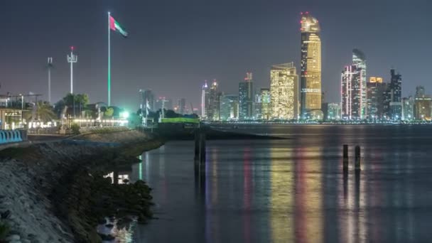 Panoráma kilátás Abu Dhabi Skyline és a tengerparton éjszaka timelapse, Egyesült Arab Emírségek — Stock videók