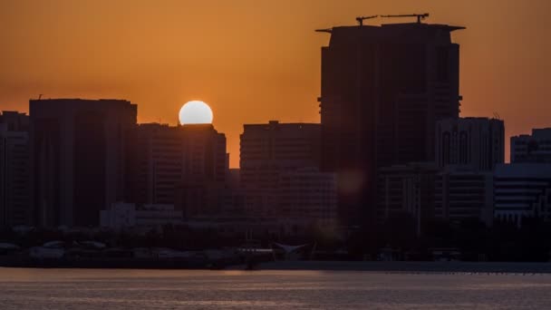 Abu Dhabi stad skyline op zonsopgang tijd met water reflectie timelapse. — Stockvideo