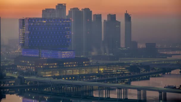 Horizonte da cidade de Abu Dhabi com arranha-céus antes do nascer do sol de cima noite a dia timelapse — Vídeo de Stock