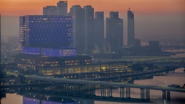 Horizonte da cidade de Abu Dhabi com arranha-céus antes do nascer do sol de cima noite a dia timelapse — Vídeo de Stock