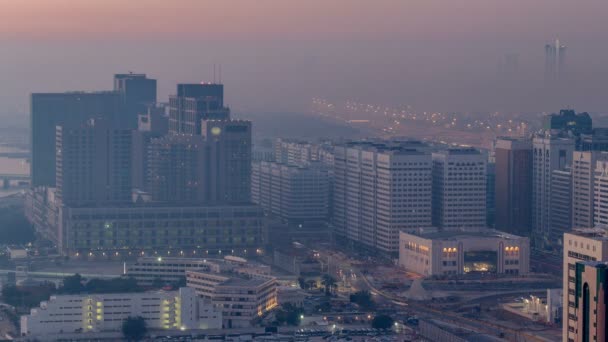 Abu Dhabi město panorama s mrakodrapy před východem slunce shora noc na den čas — Stock video