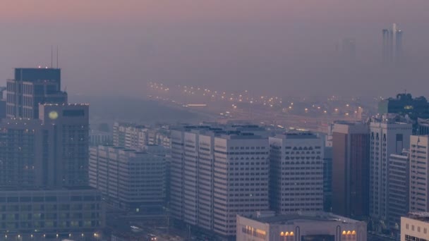 아부다비 시가 낮 시간 대에 해 가 뜨기 전에 마천 루로 하늘을 나는 모습 — 비디오